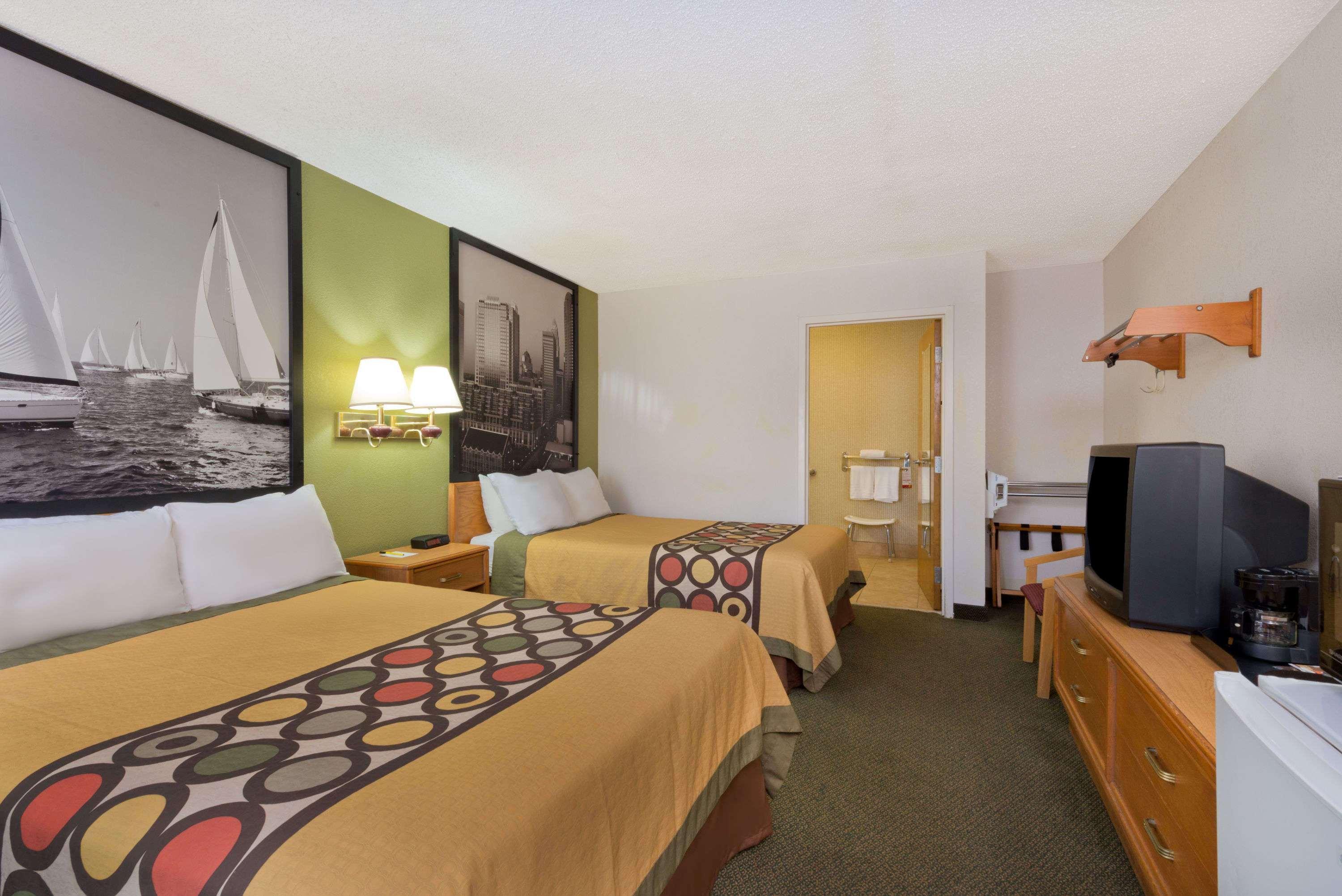 Super 8 By Wyndham Huntersville/Charlotte Area Bagian luar foto