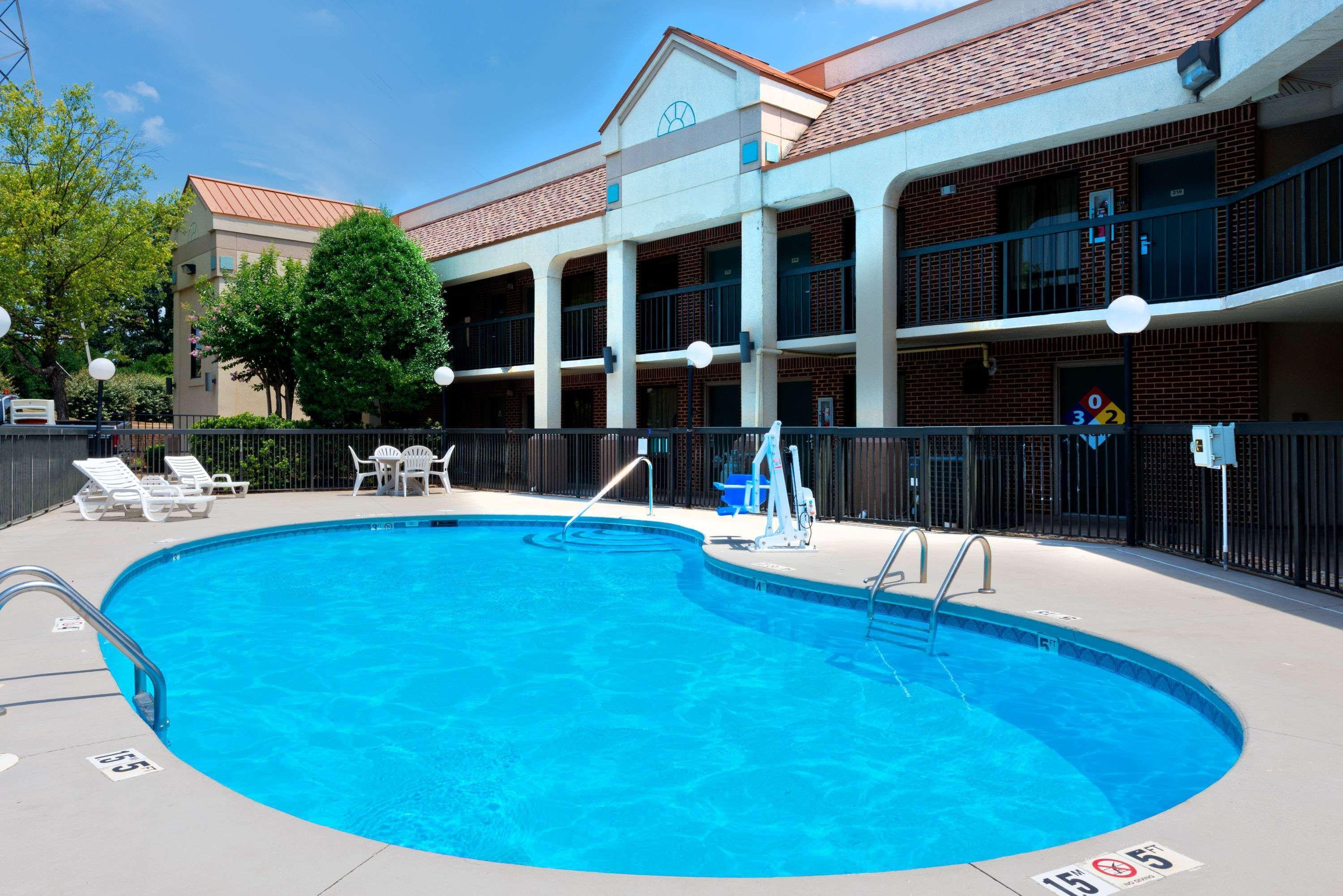 Super 8 By Wyndham Huntersville/Charlotte Area Bagian luar foto