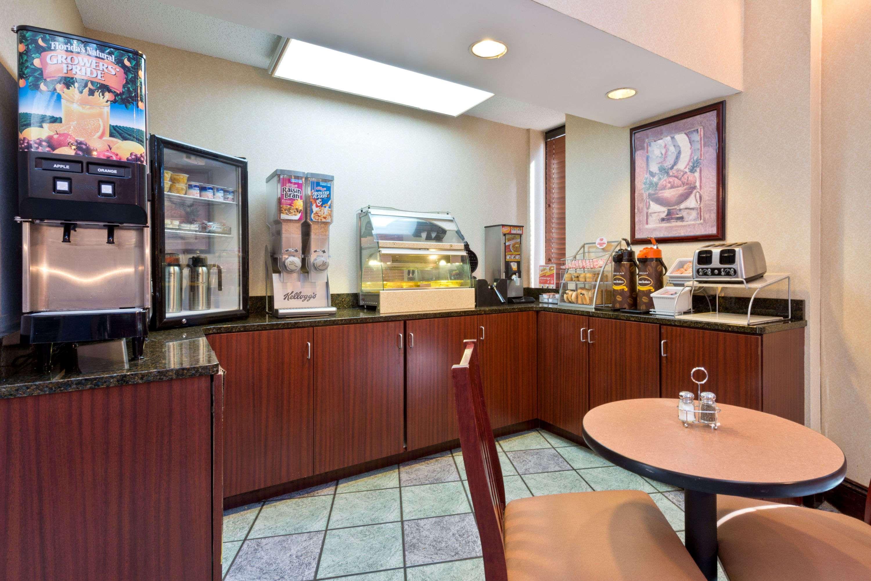 Super 8 By Wyndham Huntersville/Charlotte Area Bagian luar foto
