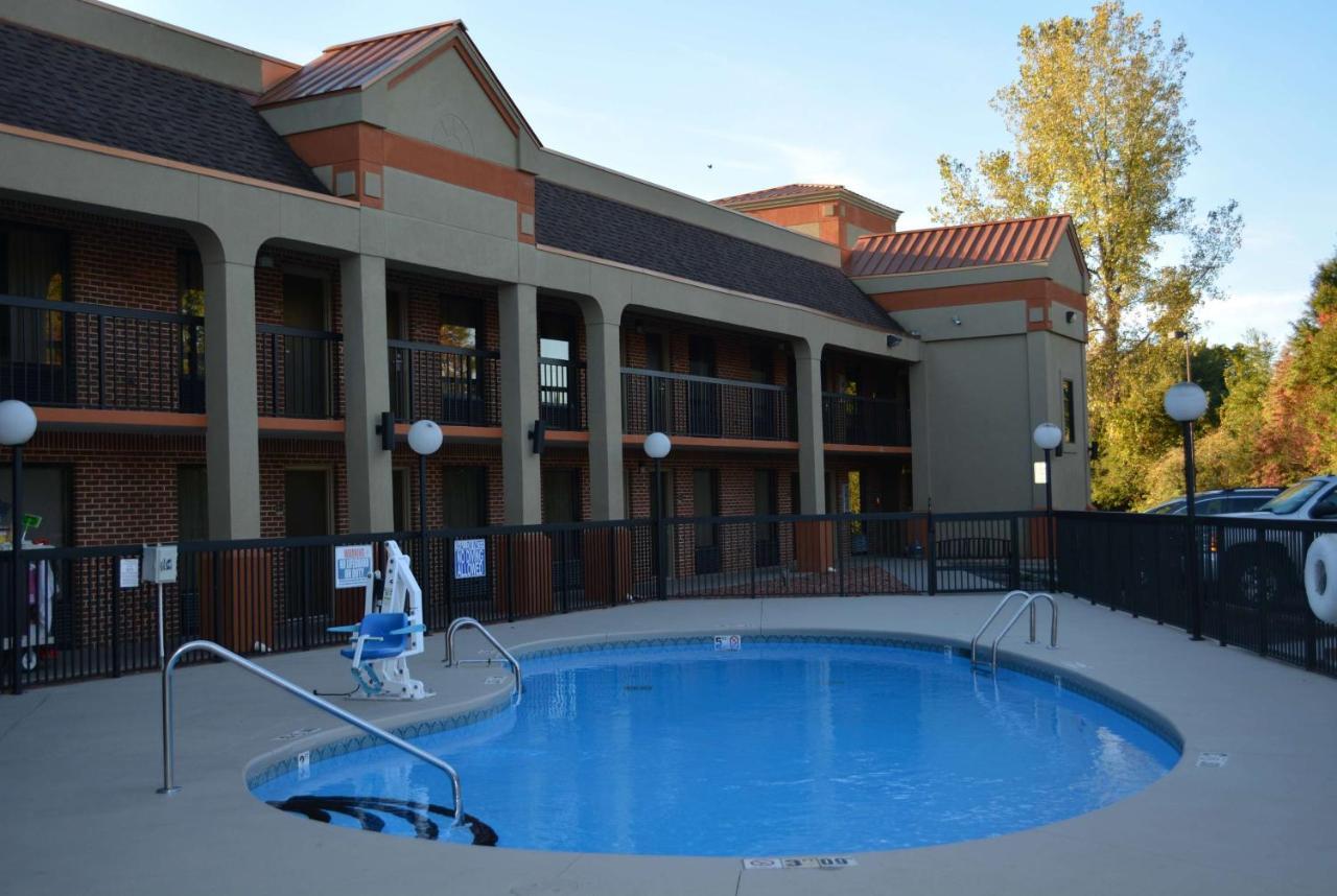 Super 8 By Wyndham Huntersville/Charlotte Area Bagian luar foto