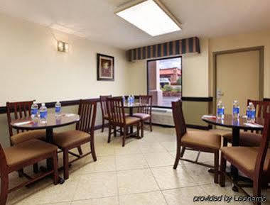 Super 8 By Wyndham Huntersville/Charlotte Area Restoran foto